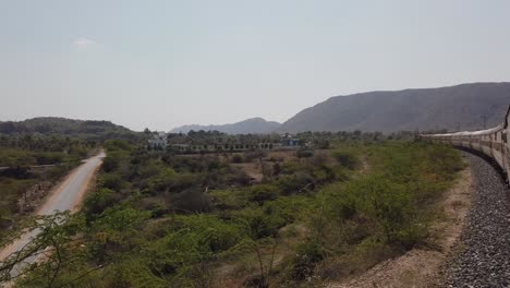Aufnahme-Während-Der-Fahrt,-Aufgenommen-Von-Der-Offenen-Tür-Eines-Fahrenden-Indischen-Zuges-In-Rajasthan-An-Einem-Sommertag,-Indische-Landschaft