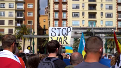 Detener-El-Cartel-De-Guerra-Que-Se-Sostiene-En-La-Multitud-En-Las-Protestas-Por-La-Paz-Contra-La-Guerra-En-Ucrania