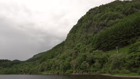 Ein-Steiler-Bewaldeter-Hügel-An-Einem-Schottischen-See
