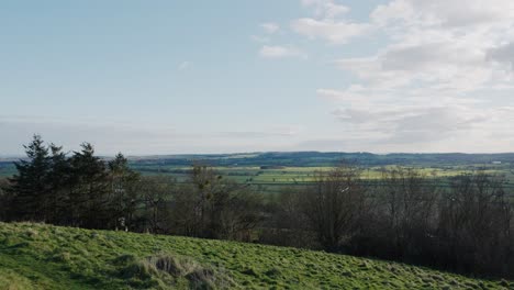 Panorama-Der-Felder,-Blick-Von-Wiesenhügeln-Mit-Grasenden-Tieren
