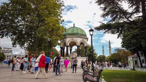 Bewegungszeitraffer-Eines-Deutschen-Brunnens-Mit-Touristenmassen-Auf-Dem-Sultanahmet-Platz-In-Eminönü,-Istanbul,-Türkei