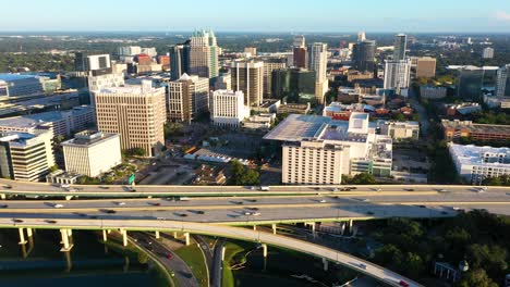 4K-Luftschwenkclip-Auf-Der-Schnellstraße-408-In-Der-Innenstadt-Von-Orlando,-Florida