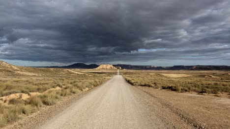 Largo-Camino-En-El-Desierto-Bajo-Un-Cielo-Oscuro