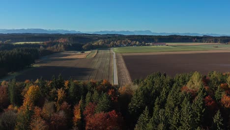 Herbstliche-Luftaufnahme-Im-4K-Gebirge