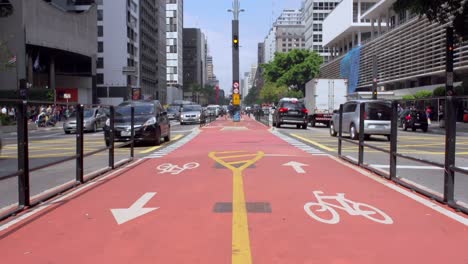 Verkehrsszene-Auf-Der-Paulista-Avenue-Und-Dem-Radweg-An-Sonnigen-Tagen,-Brasilien