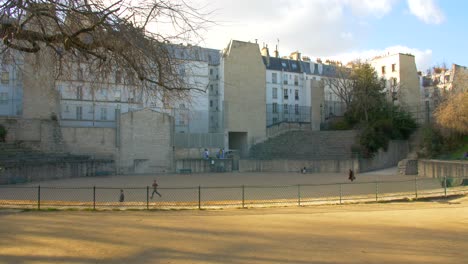 Arenas-De-Lutetia-Con-Gente-En-Un-Día-Soleado-En-El-Barrio-Latino,-París,-Francia