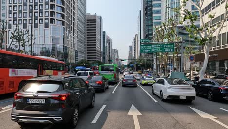 Conduciendo-Por-La-Carretera-Con-Tráfico-Ligero-En-La-Intersección-En-Gangnam-gu,-Seúl,-Corea-Del-Sur