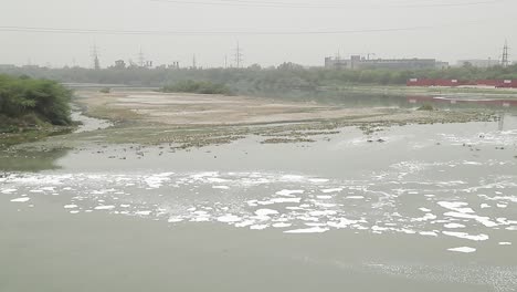 Chemischer-Schaum-Schwimmt-Auf-Dem-Yamuna-Fluss-In-Neu-Delhi