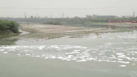 Espuma-Química-Flota-En-El-Río-Yamuna-En-Nueva-Delhi