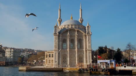 Ortakoy-Mosque-on-the-Bosphorus,-Turkey,-Istanbul,-also-known-as-the-Great-Mosque-of-Müdidiye-Camii