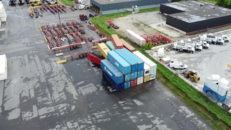 Vista-Aérea-Del-Almacén-De-Contenedores-Y-La-Terminal-De-Camiones-Para-Recibir-Mercancías