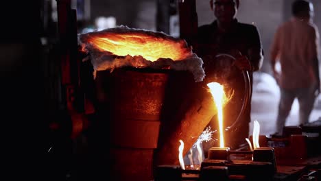 Arbeiter-Gießen-Heißes-Metall-In-Formen-In-Rajkot,-Gujrat,-Indien