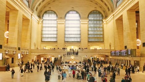 Belebte-Halle-Am-Historischen-Grand-Central-Station-In-Manhattan-Mit-Vielen-Menschen,-Die-Kommen-Und-Gehen