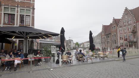 Weitwinkelaufnahme-Von-Touristen-Auf-Dem-Terrassenrestaurant-In-Der-Historischen-Mittelalterlichen-Stadt---Gent,-Belgien