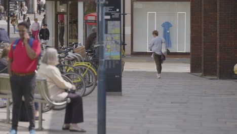 Gente-Al-Azar-Caminando-En-Las-Calles-De-Kingston-Upon-Thames,-Vista-En-Cámara-Lenta