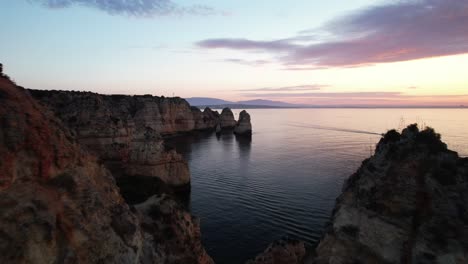 Luftaufnahme-Entlang-Der-Felsigen-Küste-Portugals-Bei-Einem-Wunderschönen-Sonnenaufgang-Mit-Ruhigem-Wasser