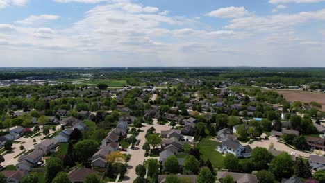 Forwarding-Aerial-drone-shot-of-beautiful-neighborhood-in-Wisconsin-on-bright-sunny-day