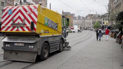 Müllwagen-Fährt-Nach-Der-Reinigung-In-Gent,-Belgien,-Durch-Die-Straßen-Der-Stadt