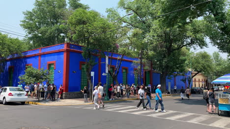 Blick-Von-Der-Anderen-Straßenseite-Auf-Menschen,-Die-Vor-Dem-Berühmten-Blauen-Haus-Des-Frida-Kahlo-Museums-Schlange-Stehen