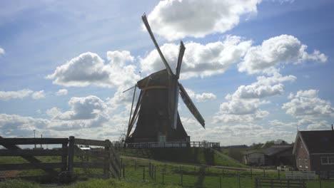 Blick-Auf-Eine-Alte-Und-Einzigartige-Windmühle-In-Den-Niederlanden-An-Einem-Sonnigen-Tag-Auf-Dem-Bauernhof---Weitwinkelaufnahme