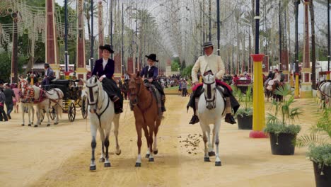 Drei-Personen-Reiten-Auf-Pferden-Auf-Der-Messe-Jerez,-Spanien