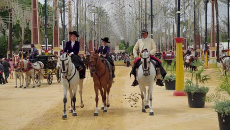 Tres-Personas-Montando-A-Caballo-En-El-Enfoque-De-La-Feria-De-Jerez,-España