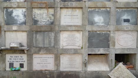 Bretter-Von-Verstorbenen-Auf-Dem-Friedhof-Von-Agramonte-In-Portugal