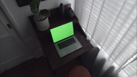 Greenscreen-Laptop-Und-Schreibtisch-Im-Ruhigen-Heimbüro