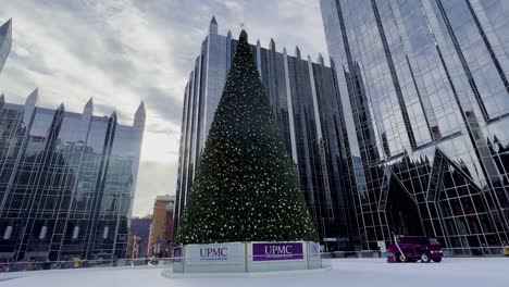 Ice-Skating-Rink-at-PPG-in-downtown-Pittsburgh-on-Christmas-eve