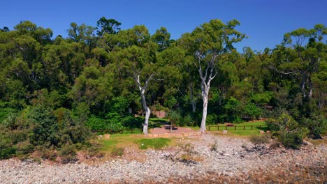 Idyllic-Nature-Landscape-On-The-Foreshore-Of-Noosa-National-Park-In-Coastal-Walk,-Noosa-Heads,-QLD-Australia