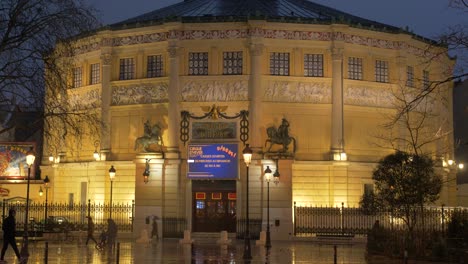 Menschen-Gehen-Vor-Dem-Cirque-D&#39;Hiver,-Winterzirkus-In-Der-Nacht-In-Paris,-Frankreich