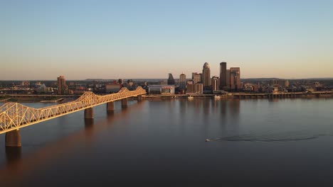 Blick-Auf-Die-Skyline-Von-Louisville,-Kentucky-Mit-Brücke-Und-Drohnenvideo,-Das-Sich-Nach-Unten-Bewegt