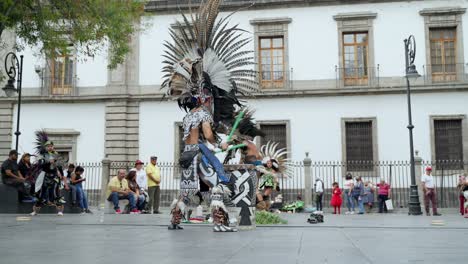 Grupo-De-Bailarines-Mexicanos-Tocando-El-Tambor-En-La-Procesión-De-Los-Concheros-De-La-Magdalena-En-La-Ciudad-De-México