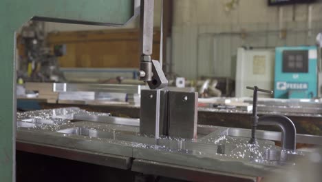 Trabajador-Metalúrgico-Operando-Una-Sierra-De-Cinta-En-Un-Taller-De-Fabricación-De-Aluminio