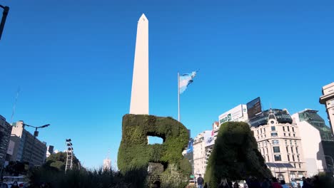 Obelisk-Denkmal-Und-Argentinische-Flagge-Im-Zentrum-Von-Buenos-Aires