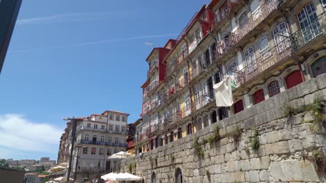 Ribeira-with-colourful-and-wonderfully-decorated-facades-on-a-Sunny-Day