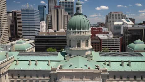 Indiana-State-Capitol-building-in-Indianapolis,-Indiana-with-drone-video-close-up-moving-down