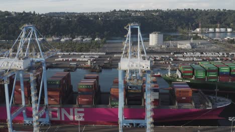 Geschäftslogistischer-Import--Und-Exportgütertransport-Per-Containerschiff-Im-Hafen,-Husky-Terminal,-Tacoma-Hafen-In-Washington,-USA---Seitliche-Luftaufnahme