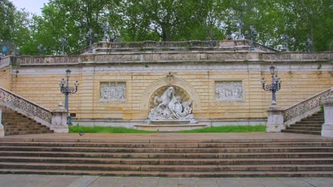 Historische-Stufen-Des-Montagnola-Parks-In-Bologna,-Italien