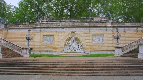 Pasos-Históricos-Del-Parque-Montagnola-En-Bolonia,-Italia