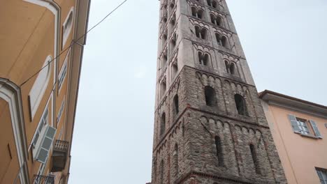 Biella-Glockenturm-Von-Santo-Stefano-4k-25fps-Nach-Unten-Kippen