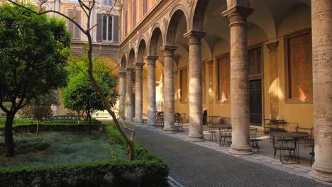 Toma-Panorámica-De-Un-Patio-Vacío-De-La-Galería-Doria-Pamphilj-En-Roma,-Italia-Durante-El-Día