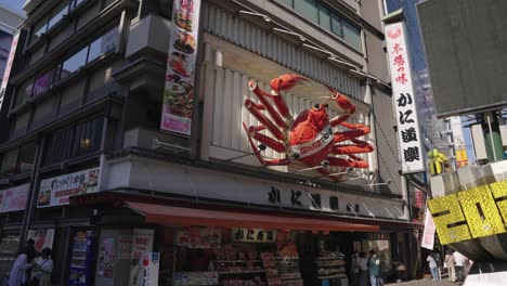Signo-De-Cangrejo-Gigante-Y-Restaurantes-A-Lo-Largo-De-La-Calle-Dotonbori-En-Minami-Osaka