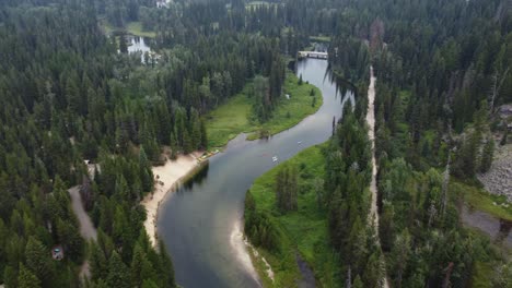 Overhead-drone-shot-of-paddleboarders-and-kayakers-on-the-winding-Payette-River-in-the-Idaho-wilderness
