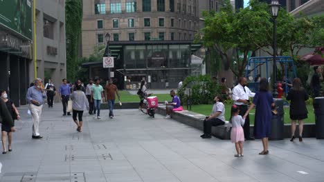 Passanten-Am-Tombola-Platz,-Zentrales-Geschäftsviertel-In-Singapur