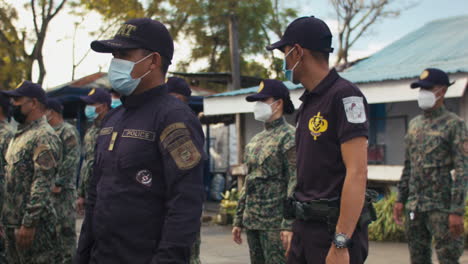 Oficiales-De-La-Policía-Nacional-Filipina-Asisten-A-Una-Ceremonia-De-Bandera-En-Medio-De-Una-Pandemia