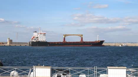 Containerschiff-Im-Hafen-Von-Gallipoli-In-Italien-Von-Ponte-Papa-Giovanni-Paolo-II