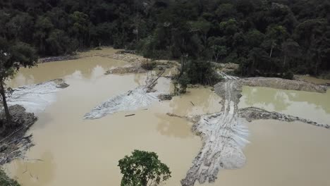 Selva-Amazónica-Cambio-Climático-Causado-Por-Piscinas-Ilegales-De-Minería-De-Oro