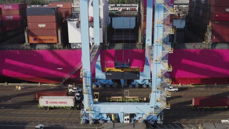 Schwerlastportalkran-Und-Intermodale-Container-Im-Husky-Terminal-Im-Hafen-Von-Tacoma,-Washington,-USA