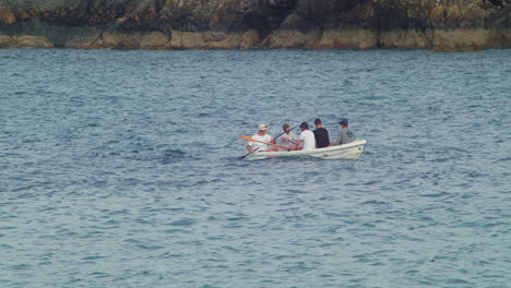 Eine-Gruppe-Von-Männern-Genießt-Den-Sommer-Beim-Bootfahren-Am-Porthallow-Beach-Auf-Der-Lizard-Halbinsel,-Cornwall,-England